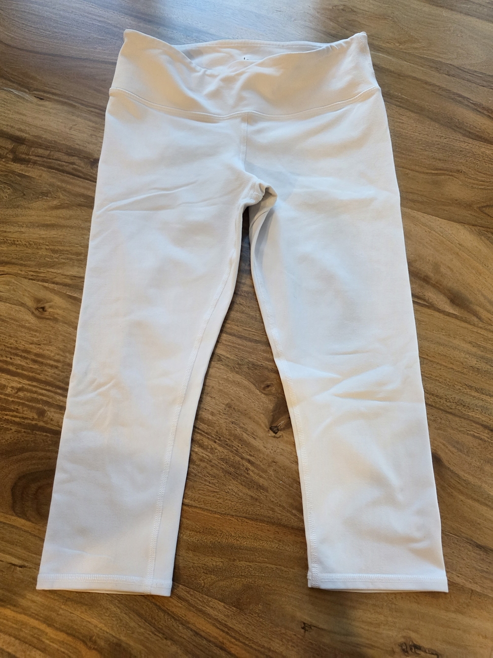 Alo Yoga Airbrush High-Waist Capri Leggings In White, Size Small